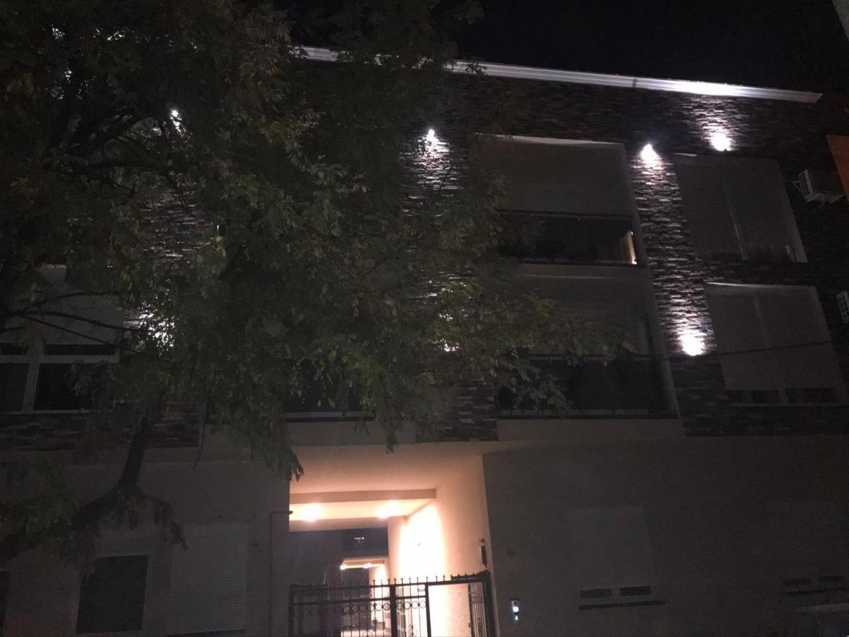 Apartman Santorini โนวีซาด ภายนอก รูปภาพ